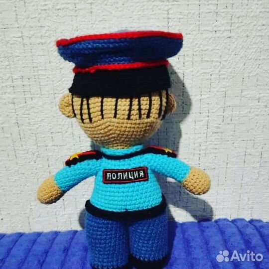 Вязаный полицейский