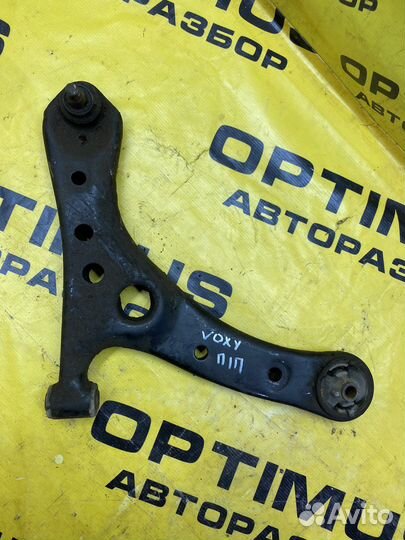 Рычаг передний правый нижний Toyota Voxy