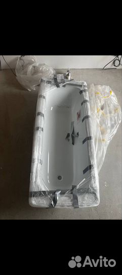 Раковины со смесителями и ванна по договоренности