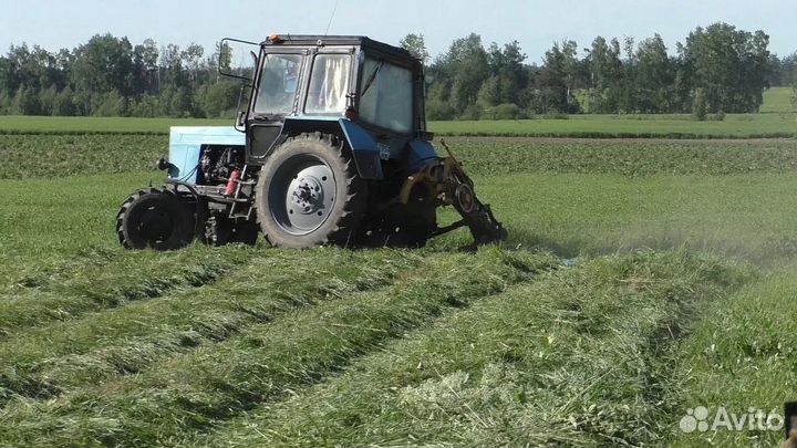 Покос травы трактором