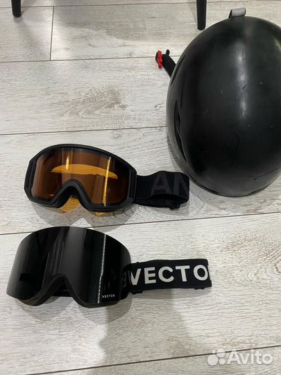 Горнолыжные очки и шлем