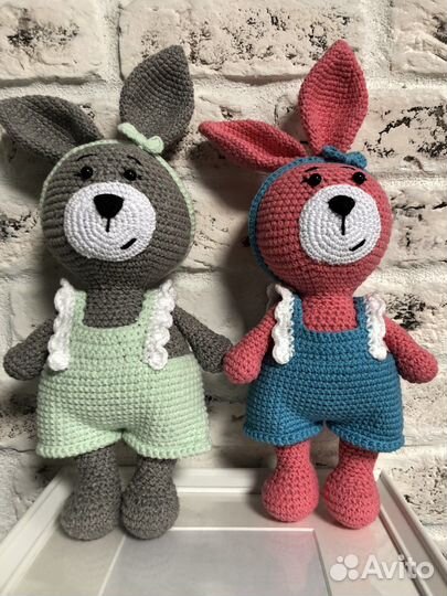 Зайчик в комбинезоне вязаный