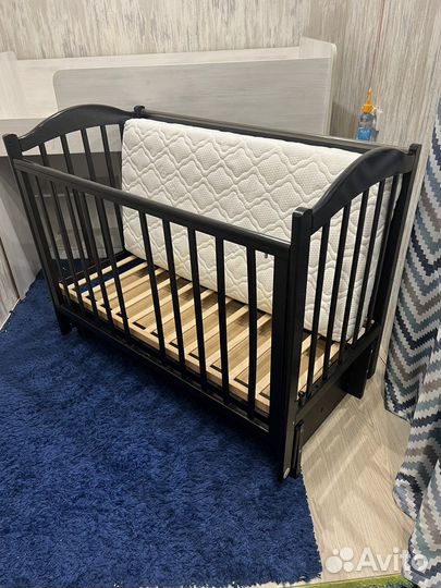 Детская кроватка с матрасом