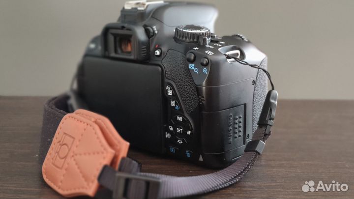 Зеркальный фотоаппарат Canon 650D