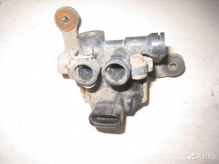 Клапан пневмоподвески передний Lexus RX300 (MCU35