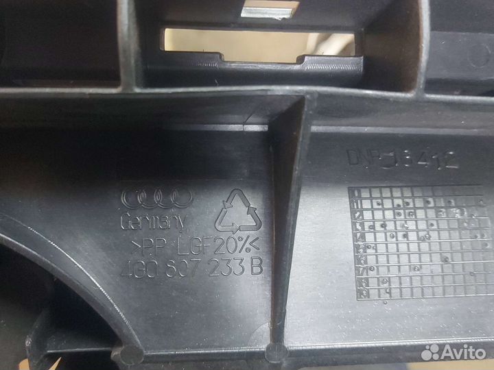 Кронштейн решетки радиатора Audi A6C7