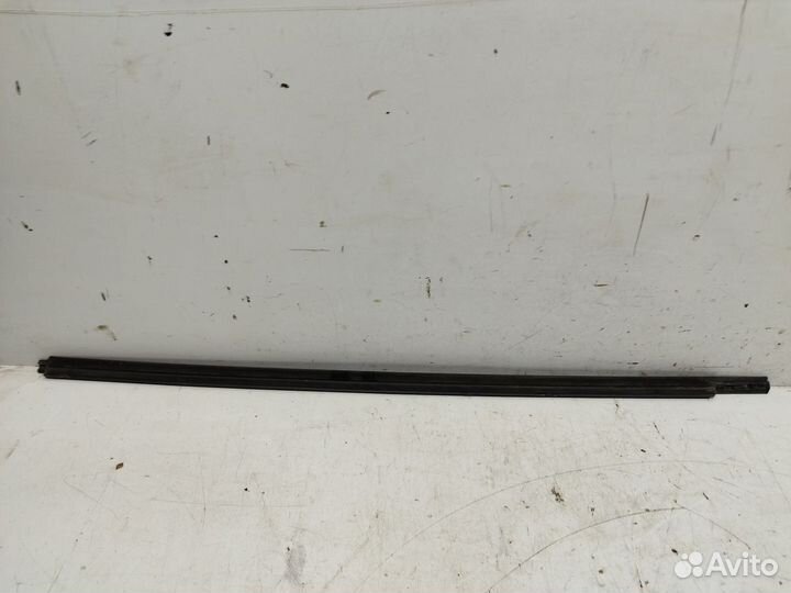 Накладка стекла переднего правого Solaris 2010