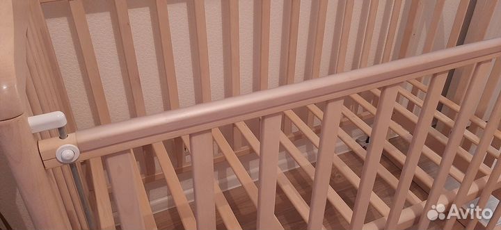 Детская кроватка с маятником