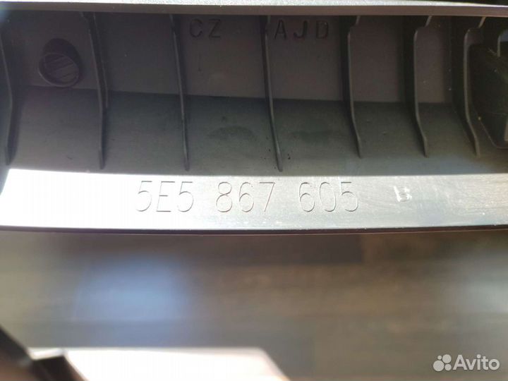 Пластиковая накладка крышки багажника Шкода А7