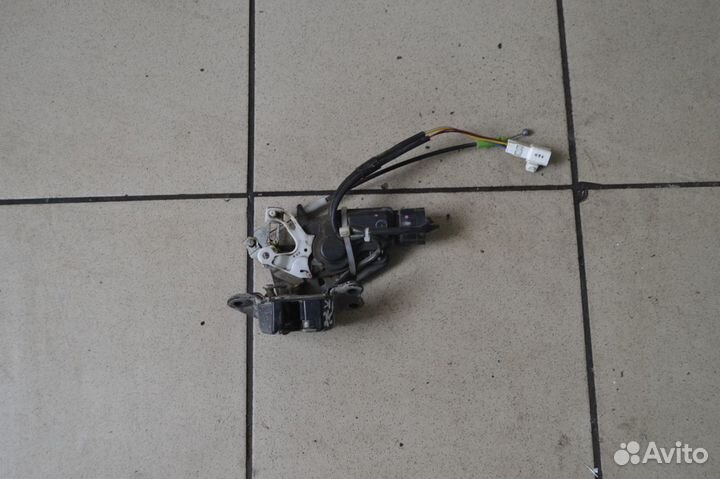 Замок багажника Toyota Noah R60