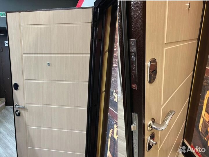 Металлическая дверь