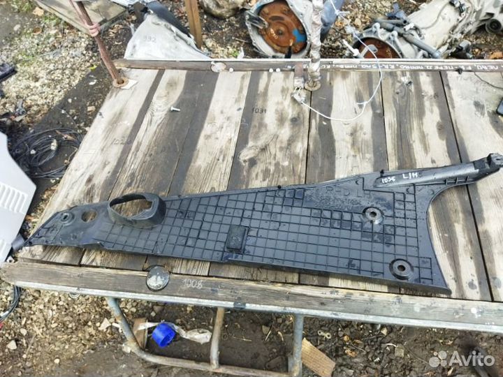 Декоративная крышка двс передняя левая Lexus