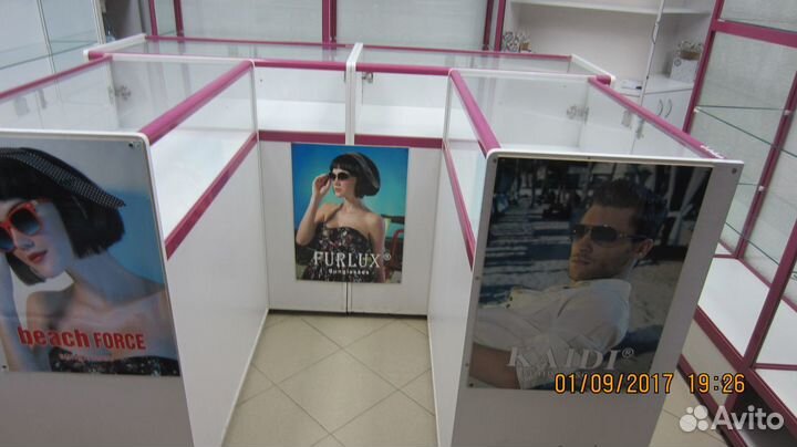 Стеклянные витрины с профиля для мелкого товара