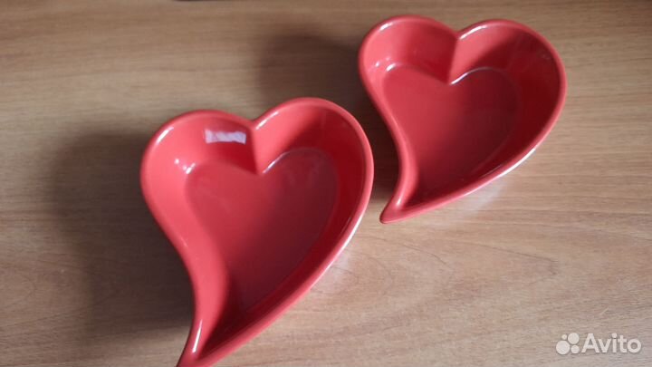 Тарелки керамические в форме сердец на подставке
