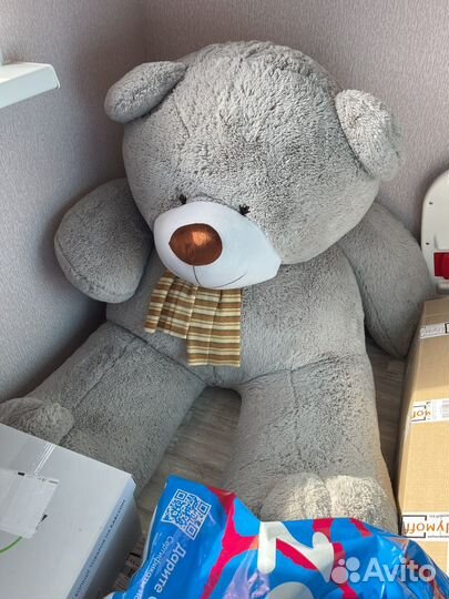 Большой плюшевый медведь