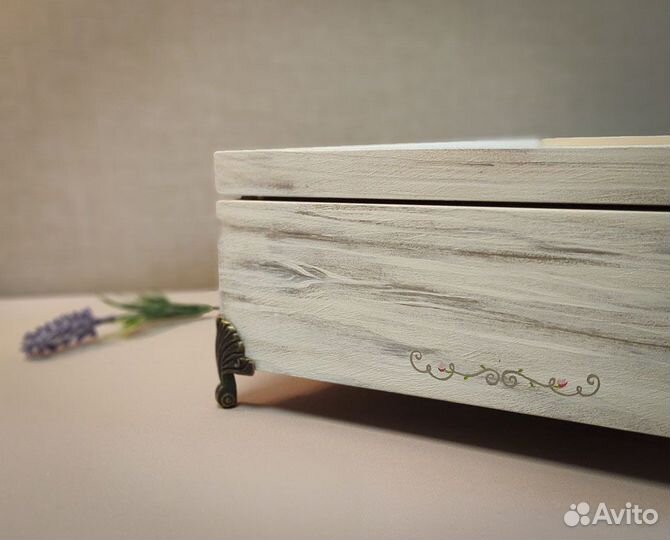 Деревянная шкатулка с вышивкой