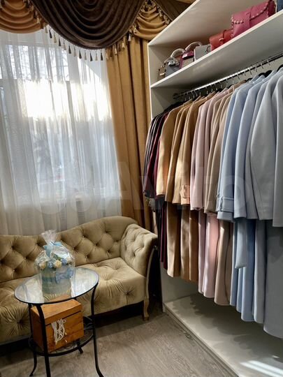 Аренда рейла вешалки полки в шоуруме