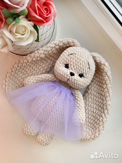 Вязаная мягкая игрушка зая в юбке