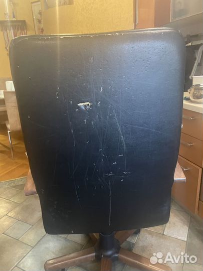 Офисное кожаное кресло