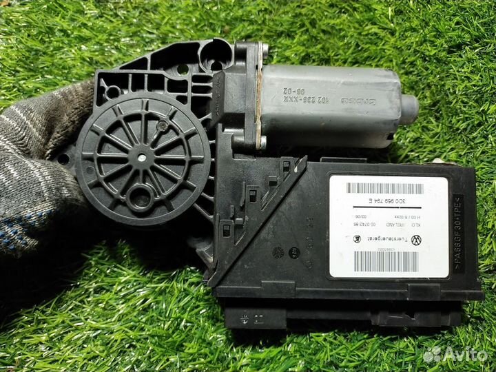 Мотор стеклоподъемника Volkswagen Touareg (GP) I