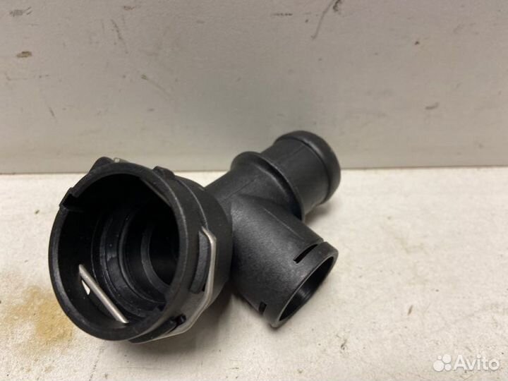 Фланец системы охлаждения Volkswagen Passat B6