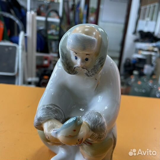 Фарфоровая статуэтка рыбака с рыбкой