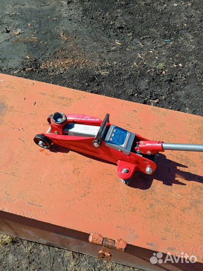 Домкрат подкатной