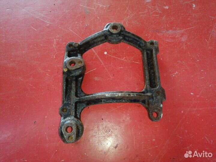 Кронштейн компрессора кондиционера Toyota Camry