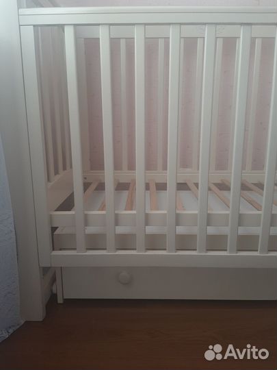 Детская кроватка с маятником и ящиком