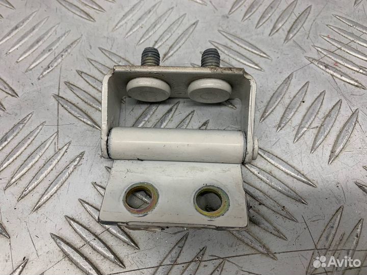 Б/У петля крышки багажника задний левый Mazda