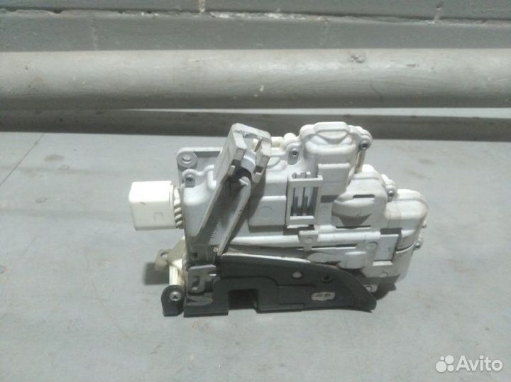 Замок боковой двери передний правый Porsche