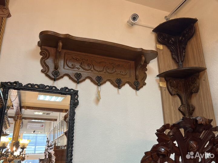 Дубовая полка с латунными крючками