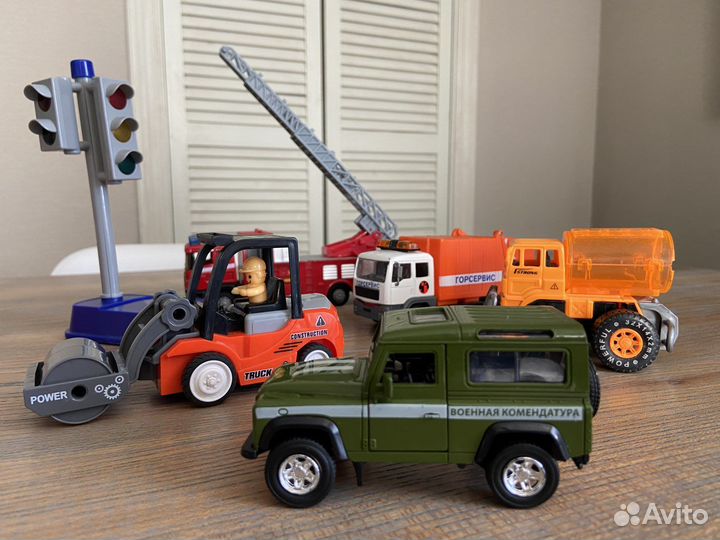 Набор машинок с светофором и дорожными знаками