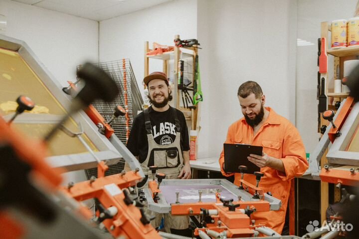 Шелкография печать на футболках нанесение