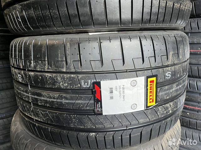 Pirelli P Zero PZ4 245/35 R20 и 305/30 R21 100Y