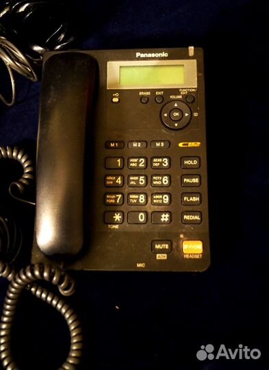 Старенькие стационарные телефоны