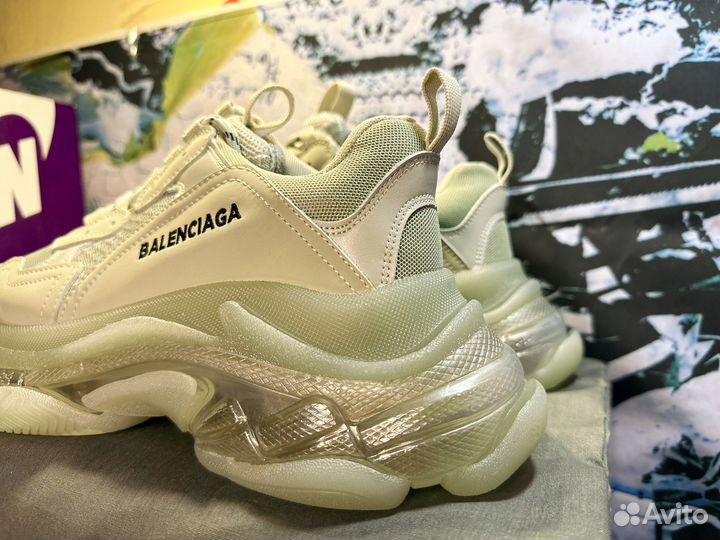 Balenciaga Triple S (на руках)