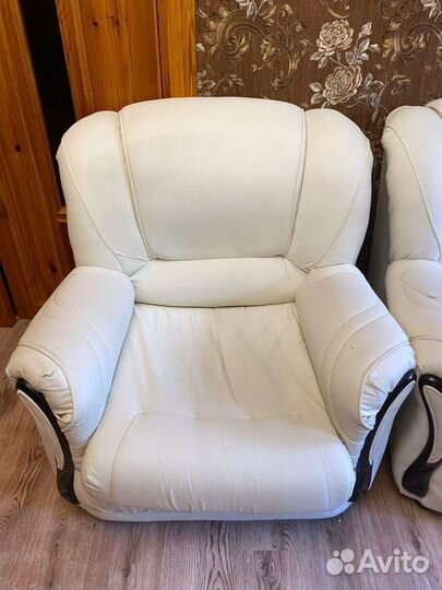 Угловой диван и кресло