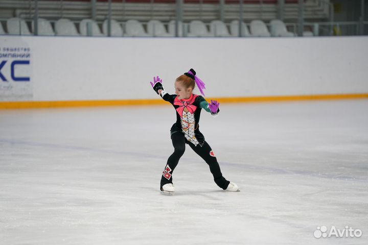 Костюм для выступлений по фигурному катанию