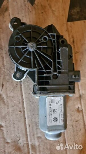 Моторчик стеклопод. передний правый skoda fabia 2