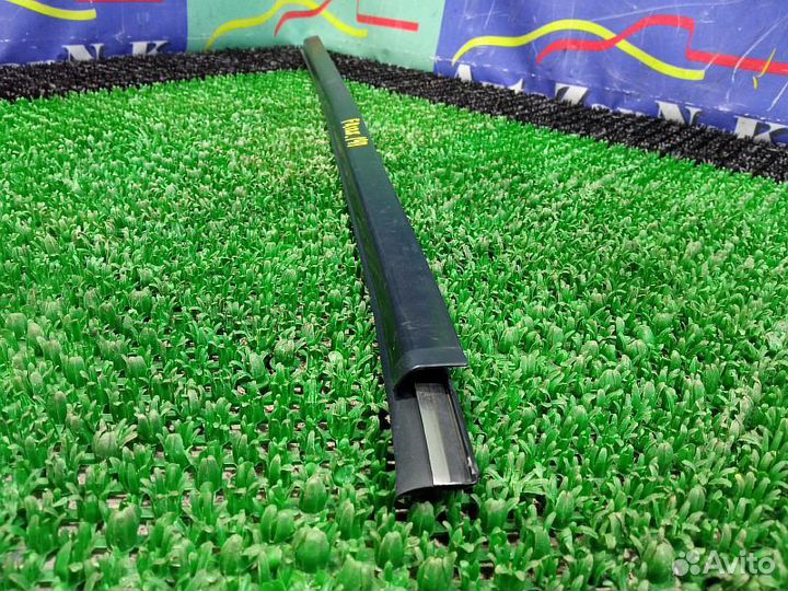 Молдинг стекла передний правый Nissan Pathfinder