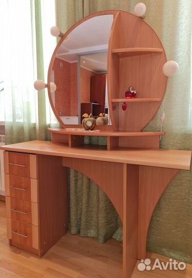 Туалетный столик с зеркалом и подсветкой