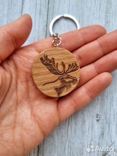 Брелок из дерева