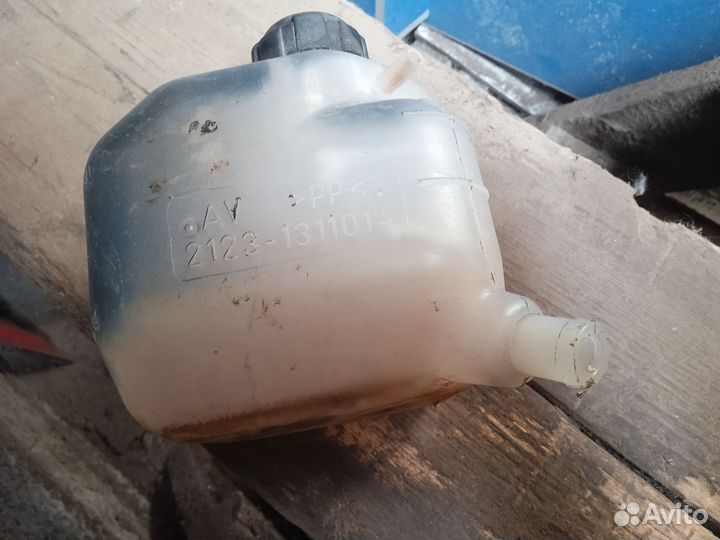 Расширительный бачок нива Шевроле