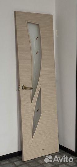 Дверь.нсть небольшая дырочка внизу