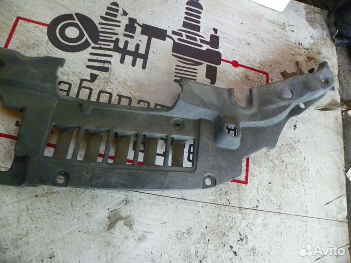 Кожух замка капота Toyota Camry