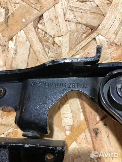 Петля капота Mercedes E W211