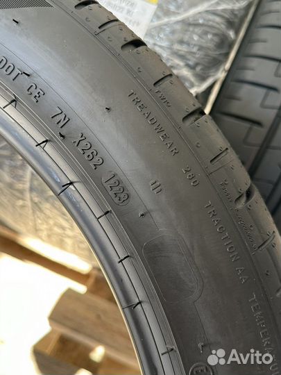 Pirelli P Zero PZ4 275/40 R22 и 315/35 R22 107Y