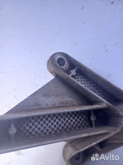 Кронштейн кпп Renault Sandero 1,4