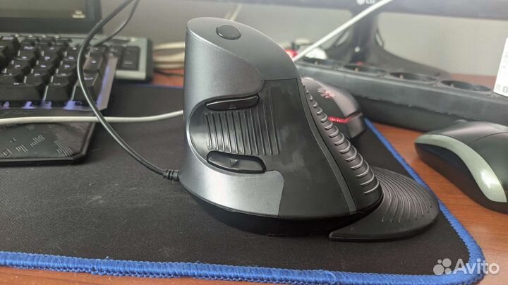 Мышь Delux вертикальная